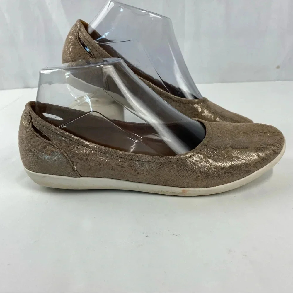 Clarks Womens 7 Helina Alessia Slip On Snake Skin Print Beige Shimmer Flats